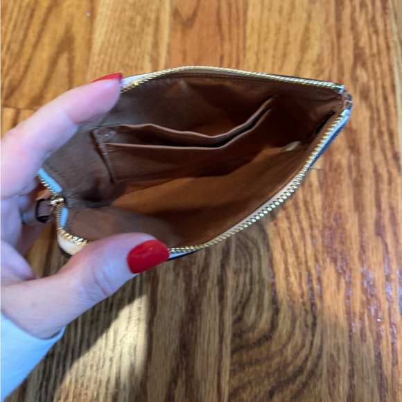 Clutch - Picture 2 of 4